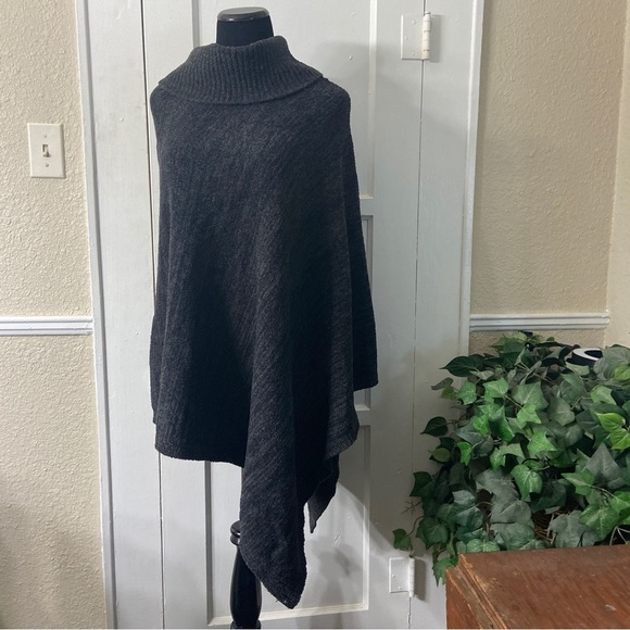 Barefoot Dreams Cozy Chic One Size Plus Asymmetrical Poncho - Picture 13 of 14